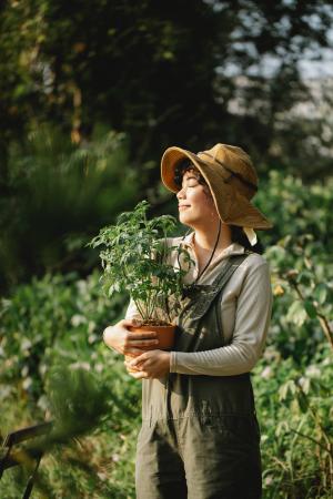 Vrouw met potplant